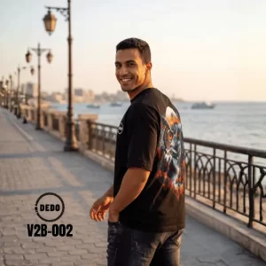 DEDO V2B-002 black oversized T-shirt with colorful owl graphic on the back by the waterfront