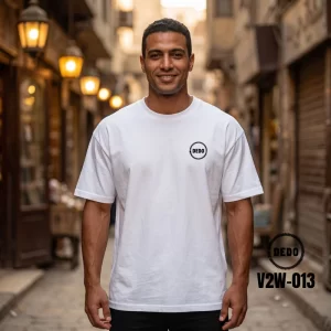 DEDO V2W-013 white oversized T-shirt with small DEDO logo on the chest, styled in a warm urban street setting