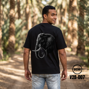 DEDO Men's Black Oversized T-Shirt with Elephant Back Graphic – Palm Grove Outdoor Setting (Model V2B-007)