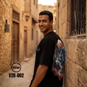 DEDO V2B-002 black oversized T-shirt with colorful owl graphic on the back in a historic street